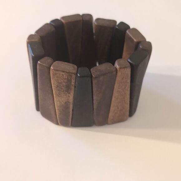 631 Chunky Brown and Tan Wood Beaded Stretch Bracelet - Picture 4 of 4